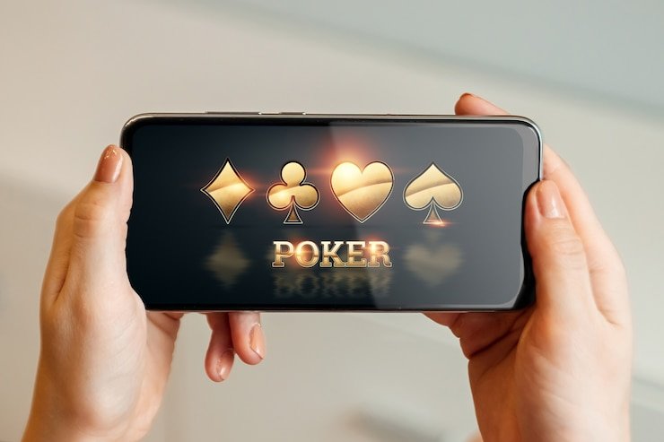 Close-up tangan memegang smartphone yang menampilkan aplikasi sports betting di layar dengan responsif